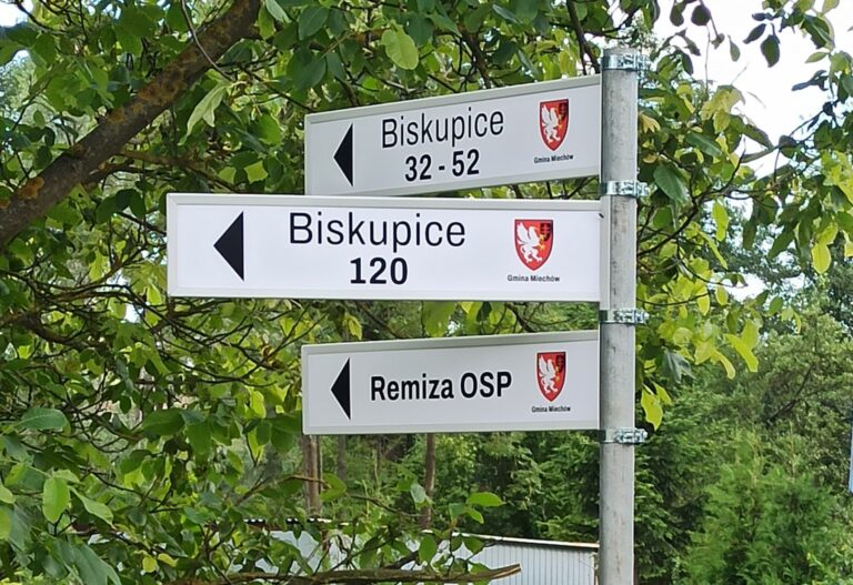 Nowe tablice kierunkowe w Biskupicach