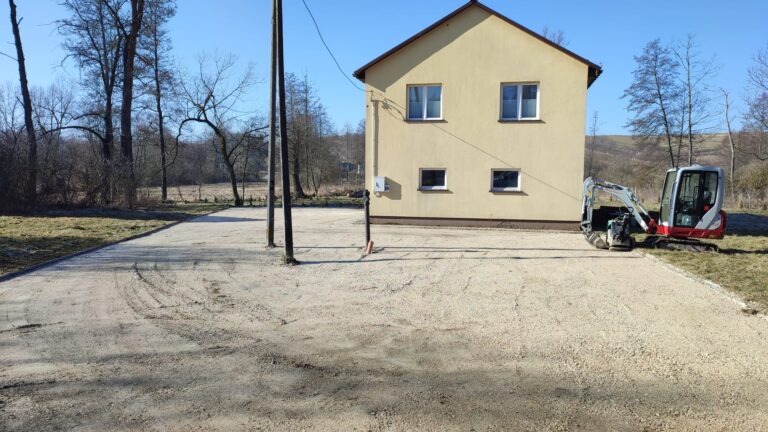Utwardzenie placu przed remizą zakończone